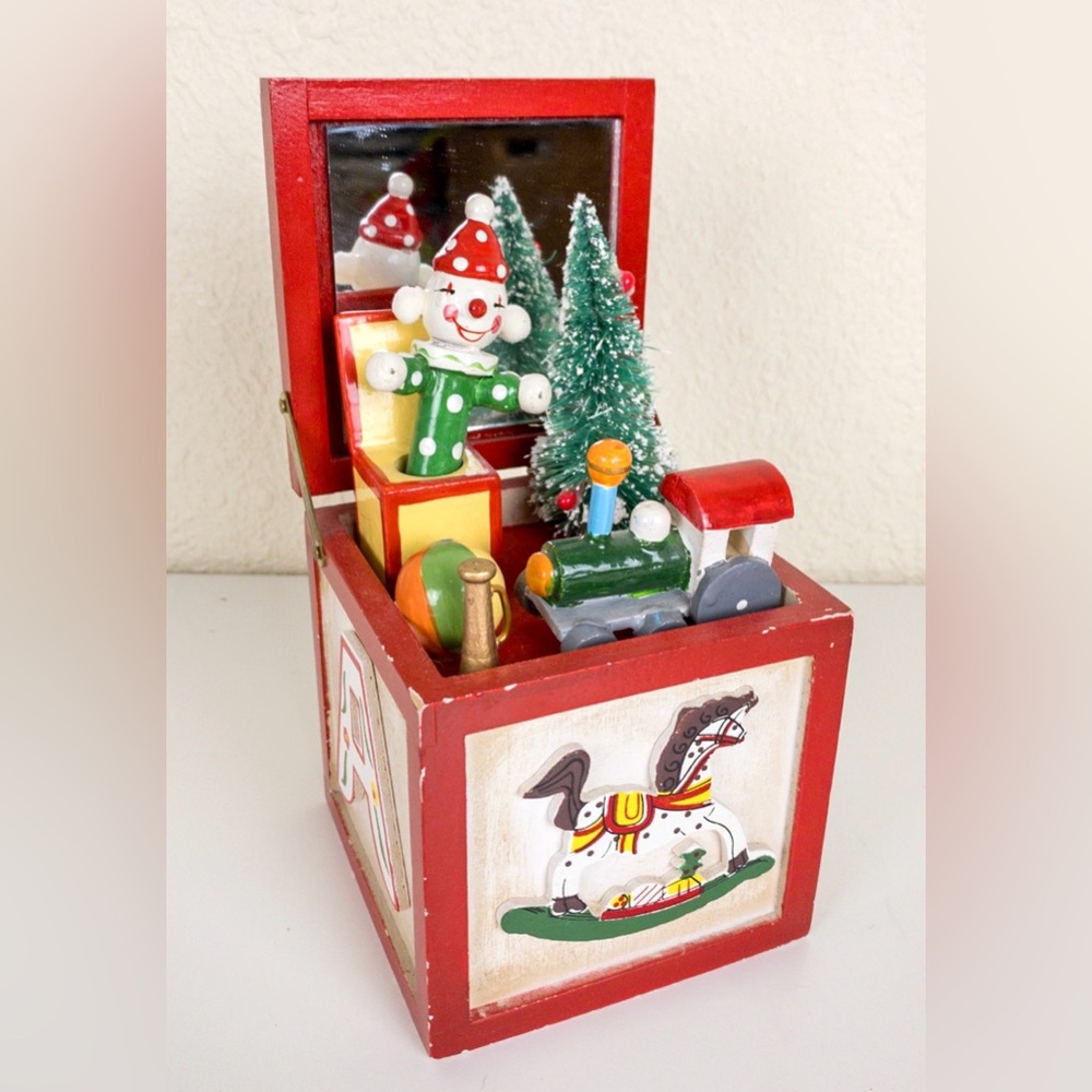 1984 Enesco Vintage Wooden Musical Christmas Toy Box